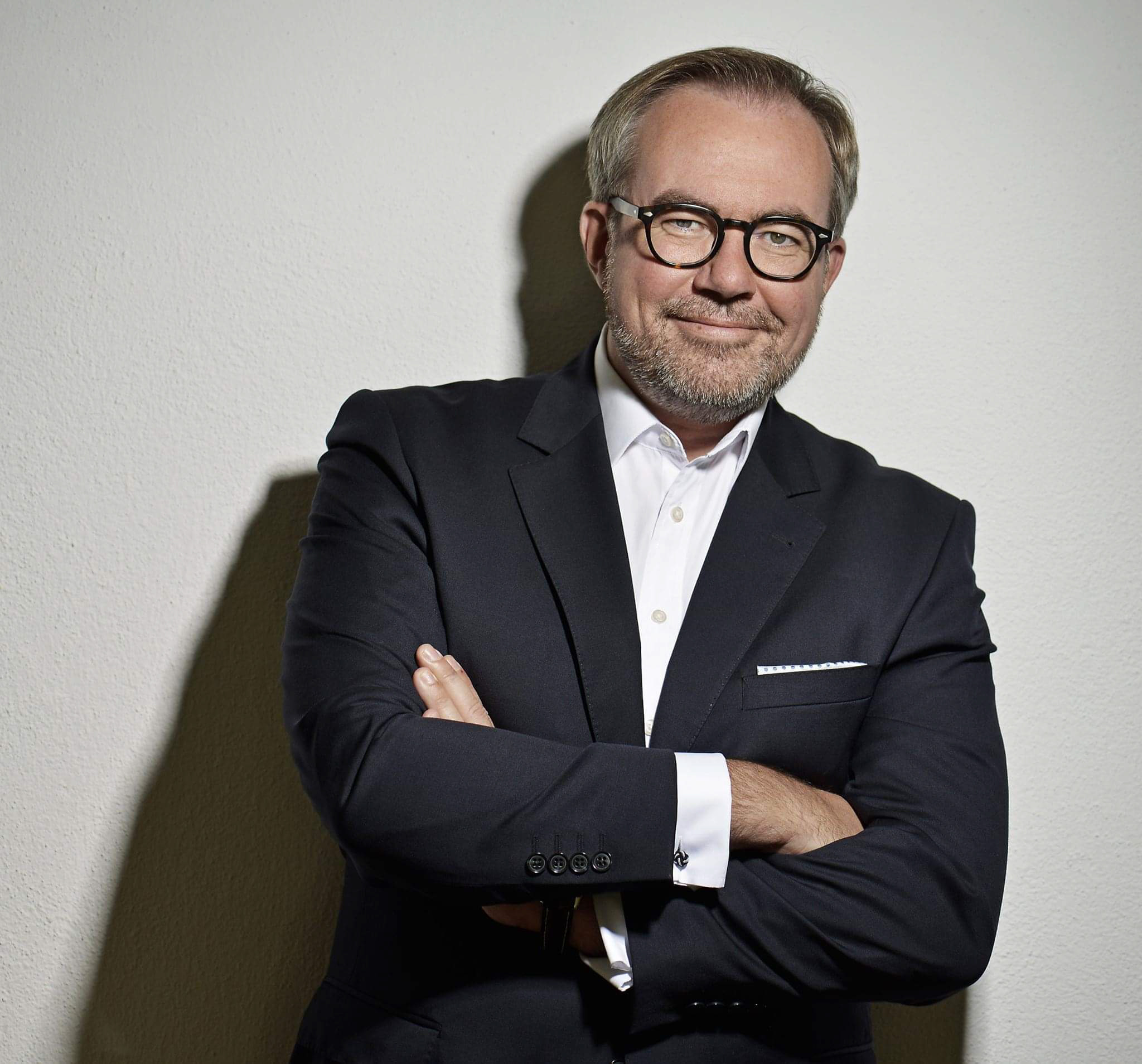 Andreas Enz steht mit verschränkten Armen